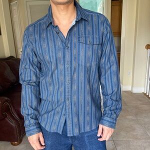 Patagonia Men's Blue Patterned Button Down Shirt